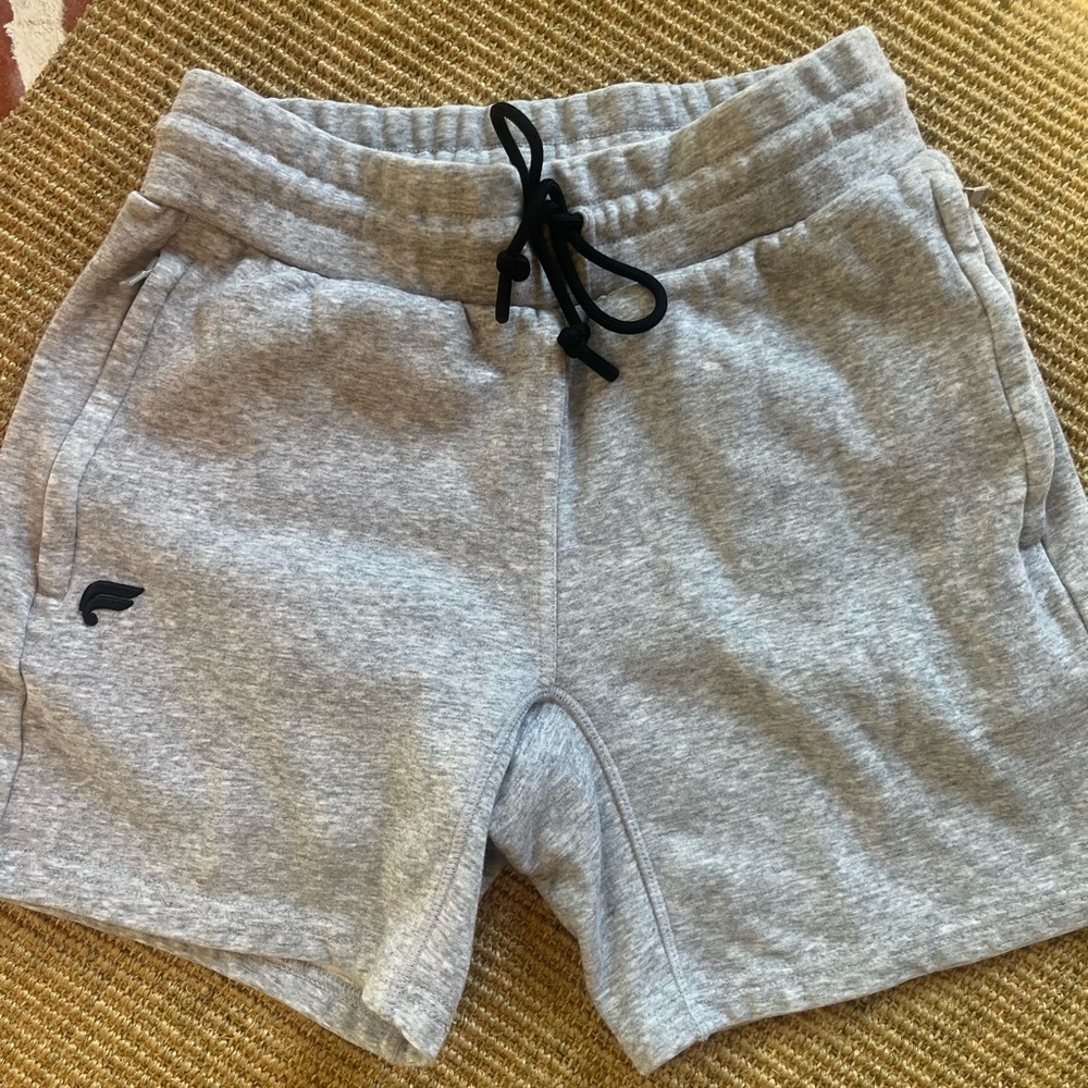 Fabletics “Go To” short in classic heather grey size men’s XS